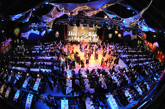 Ballsaal des Deutschen Tehater 2009 im Theaterzelt Fröttmaning (Foto: Ingrdi Grossmann)